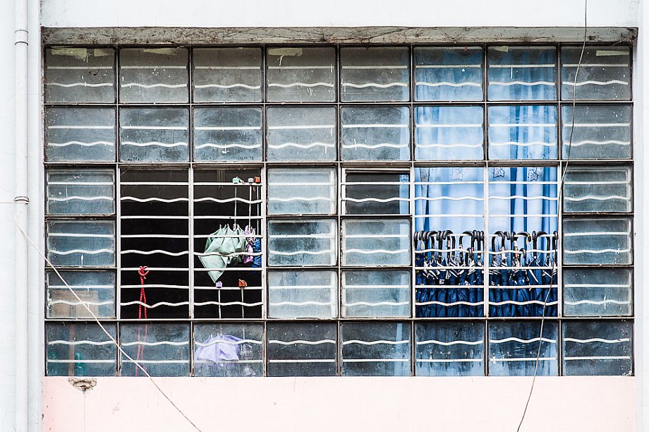 Dulongjiang, parasolki w szkolnym oknie (Yunnan (Chiny) 2012, część 2/2)